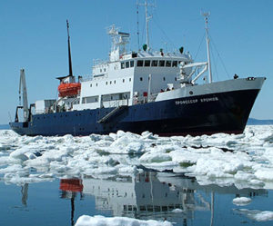 Façade du bateau d'expédition Professor Khromov - région polaire | Les Mondes Polaires