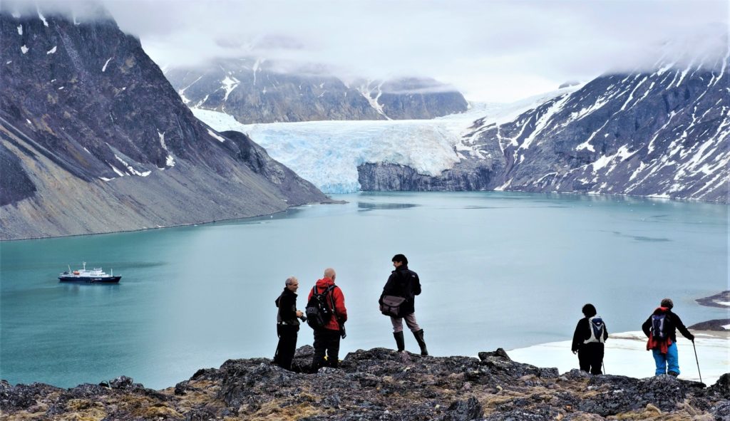 Randonneurs au dessus d'un fjord et d'un glacier au Spitzberg - Svalbard | Les Mondes Polaires