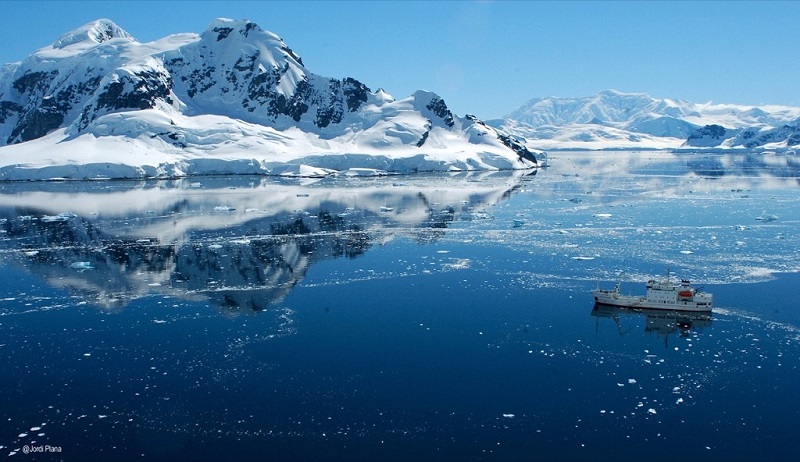 Bateau d'expedition dans une mer de glace et montagnes enneigées - Peninsule Antarctique | Les Mondes Polaires