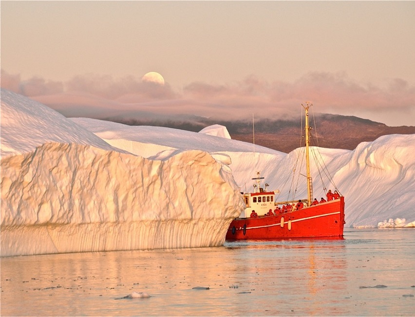 Bateau d'expédition rouge entre deux icebergs - Groenland | Les Mondes Polaires