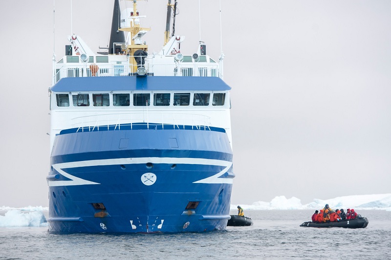 Bateau d'expédition et zodiac - Antarctique | Les Mondes Polaires