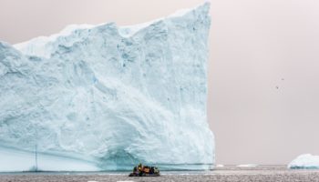 Sortie en zodiac à travers les iceberges geants - Peninsule antarctique | Les Mondes Polaires