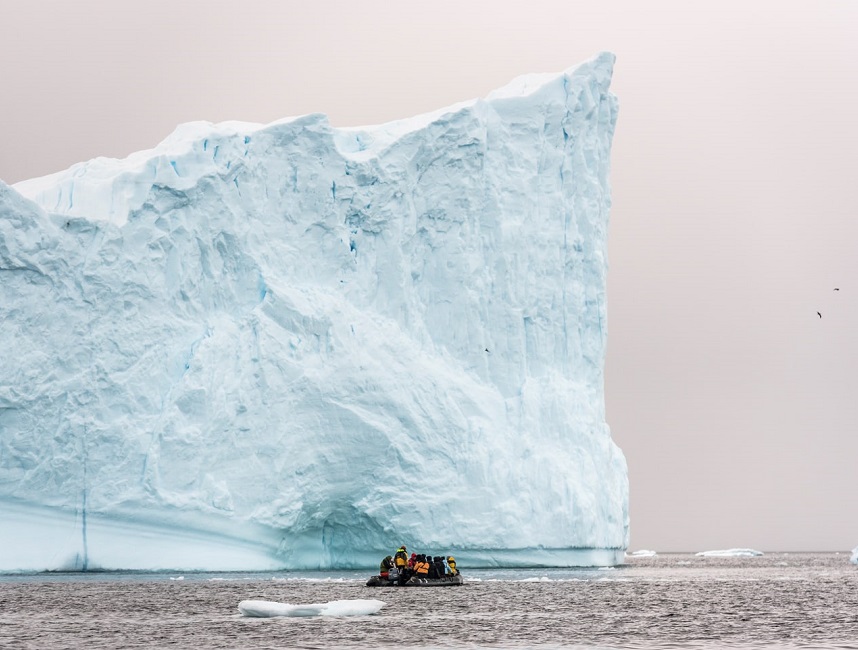 Sortie zodiac devant un immense iceberg - péninsule antarctique | Les Mondes Polaires