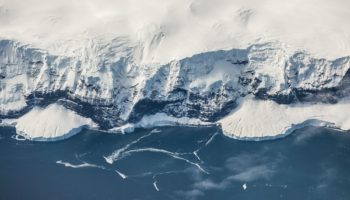Terre de l'Antarctique entourée de mer | Les Mondes Polaires