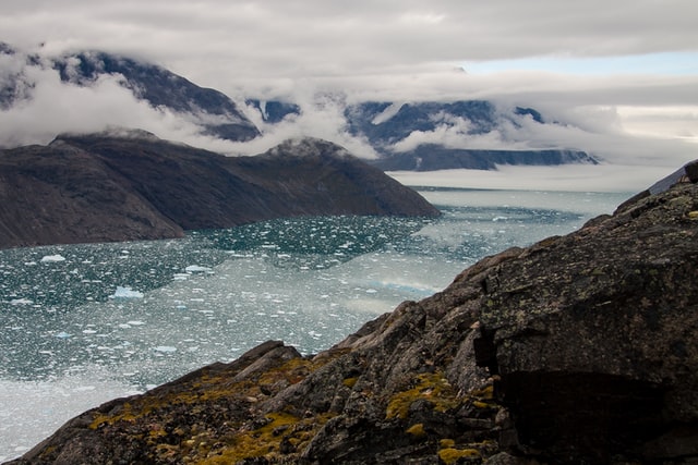 Fjord avec de la glace dans l'eau - Groenland | Les Mondes Polaires